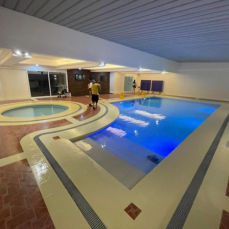 Burgundy Mckinley Place Service Apartment Μανίλα Εξωτερικό φωτογραφία