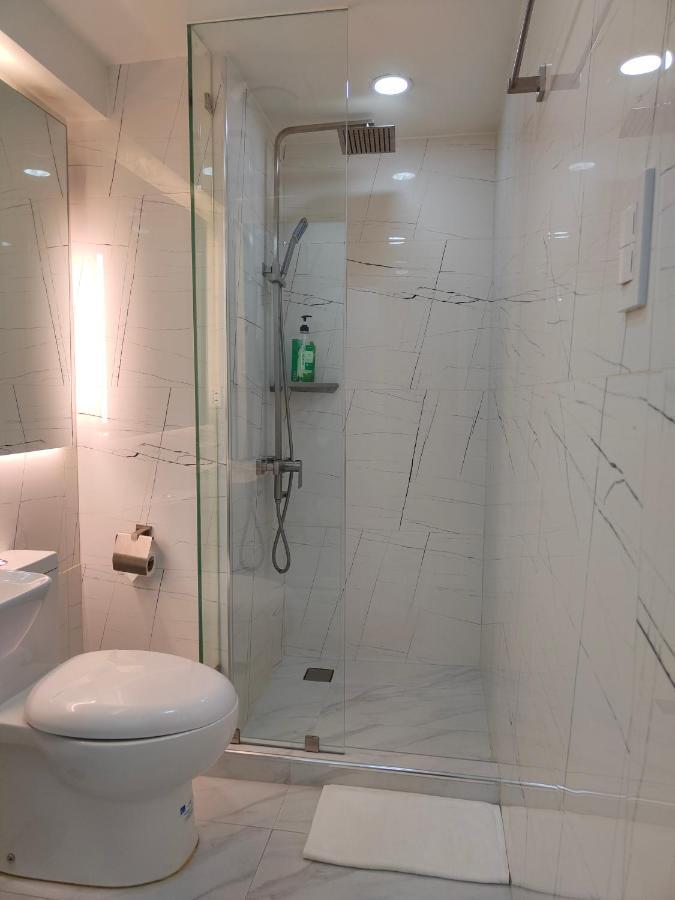 Burgundy Mckinley Place Service Apartment Μανίλα Εξωτερικό φωτογραφία