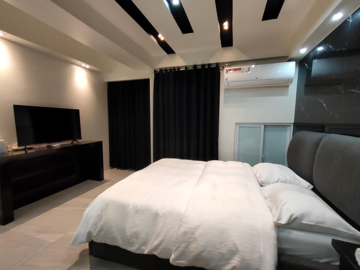 Burgundy Mckinley Place Service Apartment Μανίλα Εξωτερικό φωτογραφία