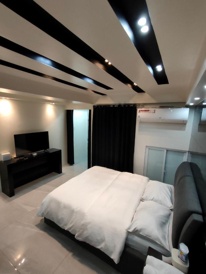 Burgundy Mckinley Place Service Apartment Μανίλα Εξωτερικό φωτογραφία