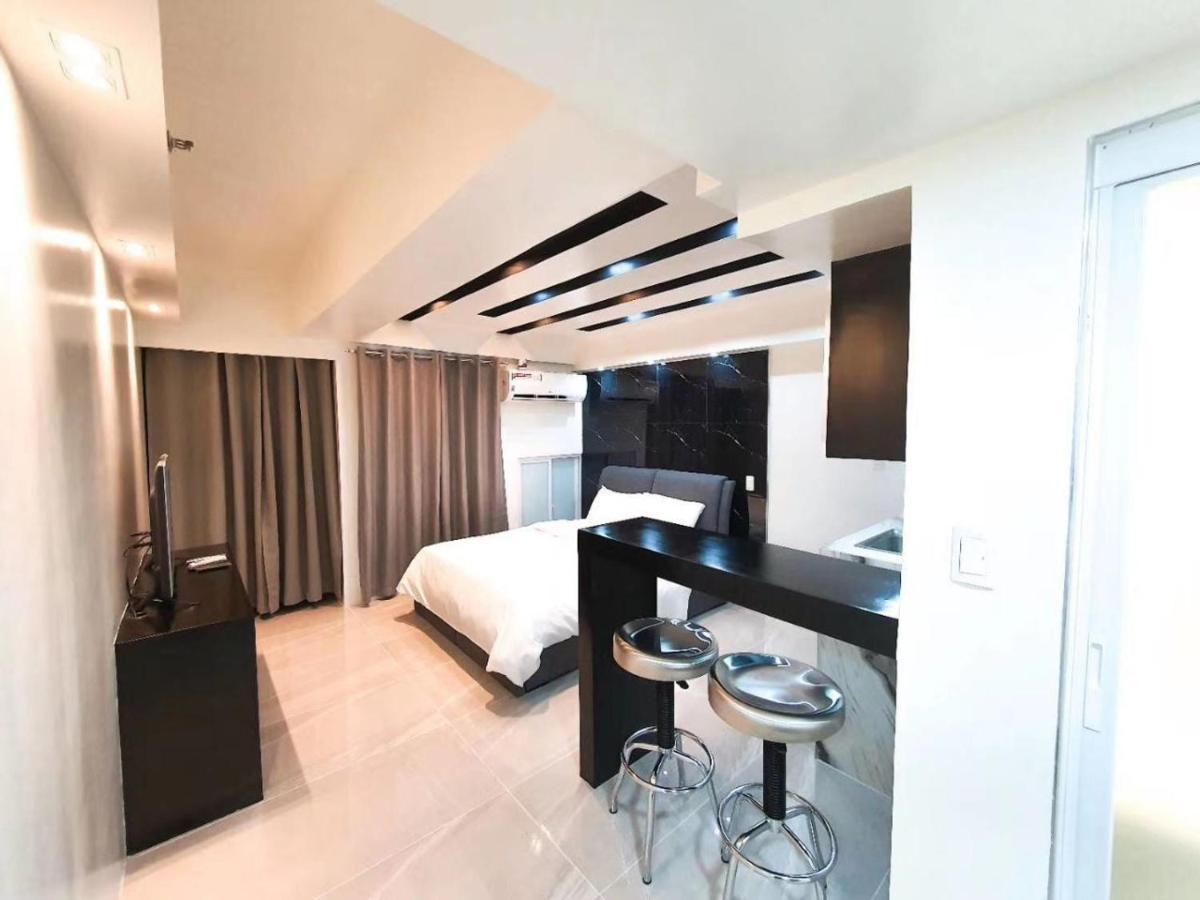 Burgundy Mckinley Place Service Apartment Μανίλα Εξωτερικό φωτογραφία