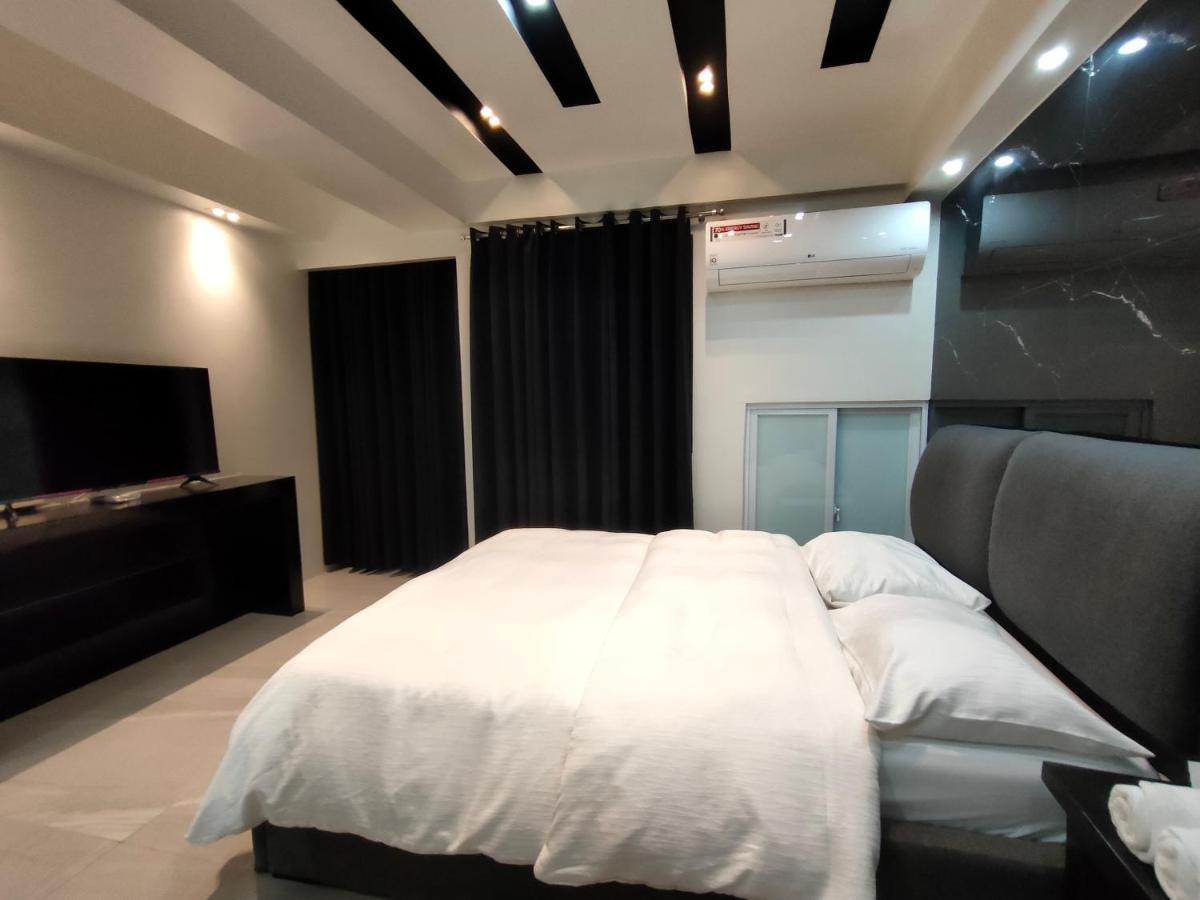 Burgundy Mckinley Place Service Apartment Μανίλα Εξωτερικό φωτογραφία