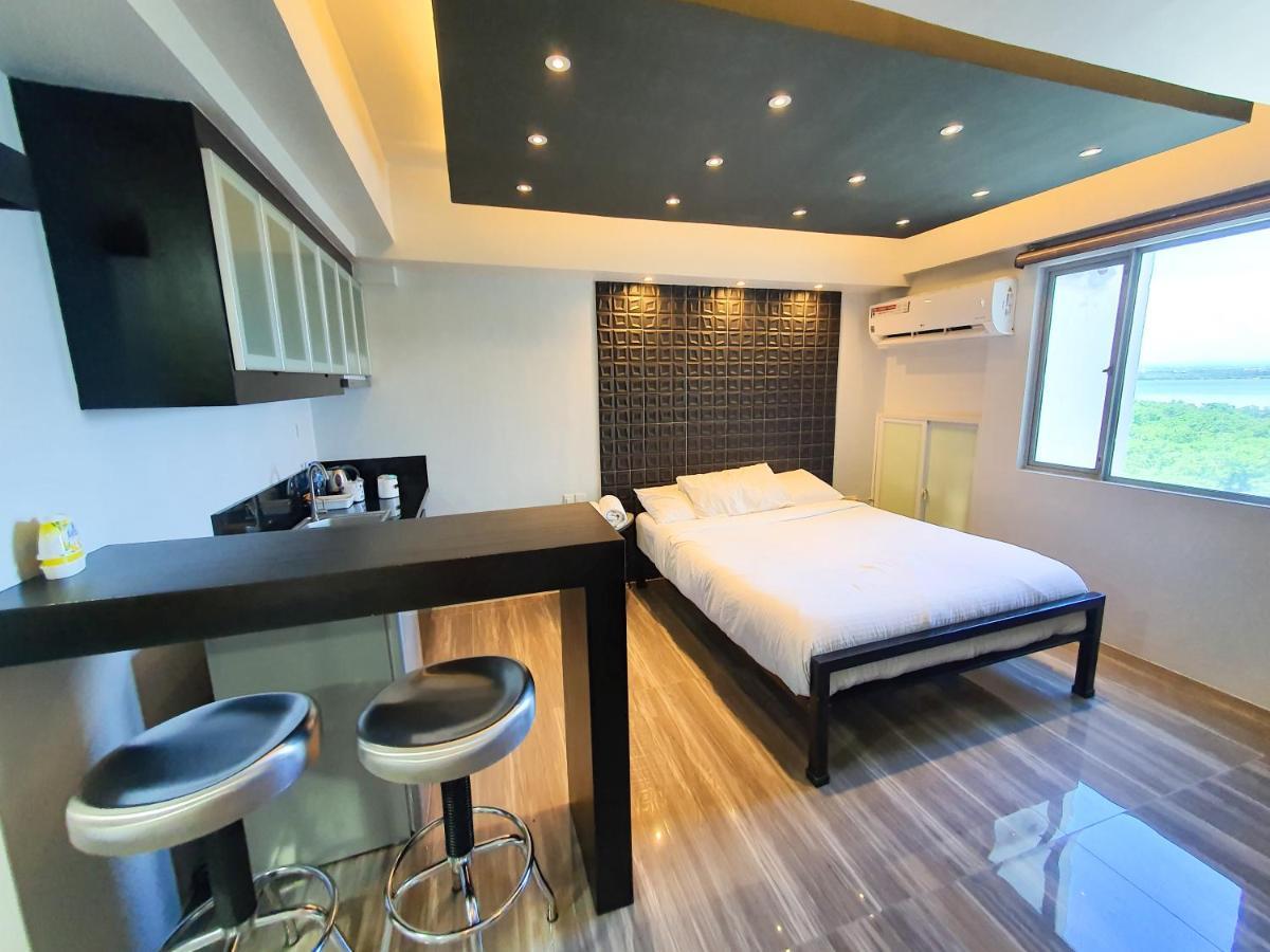 Burgundy Mckinley Place Service Apartment Μανίλα Εξωτερικό φωτογραφία