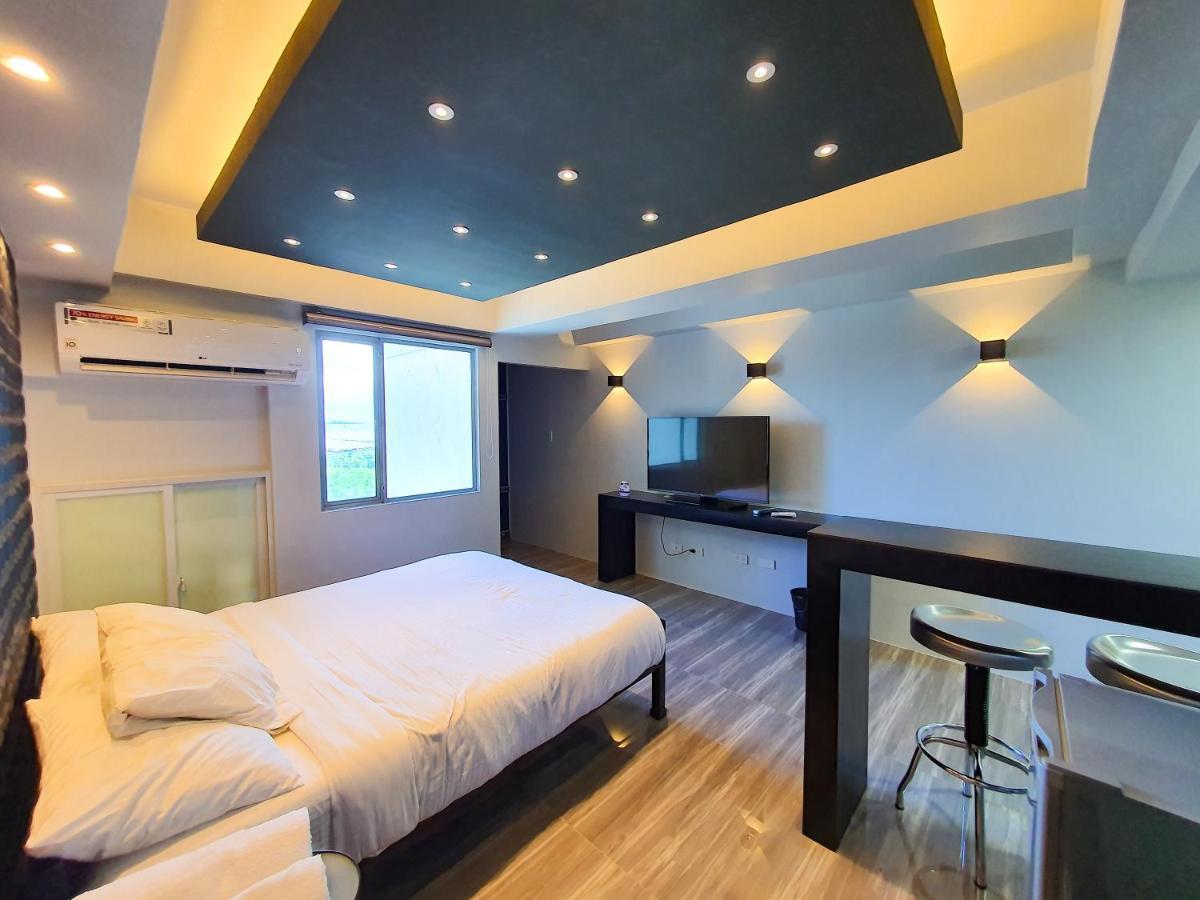 Burgundy Mckinley Place Service Apartment Μανίλα Εξωτερικό φωτογραφία
