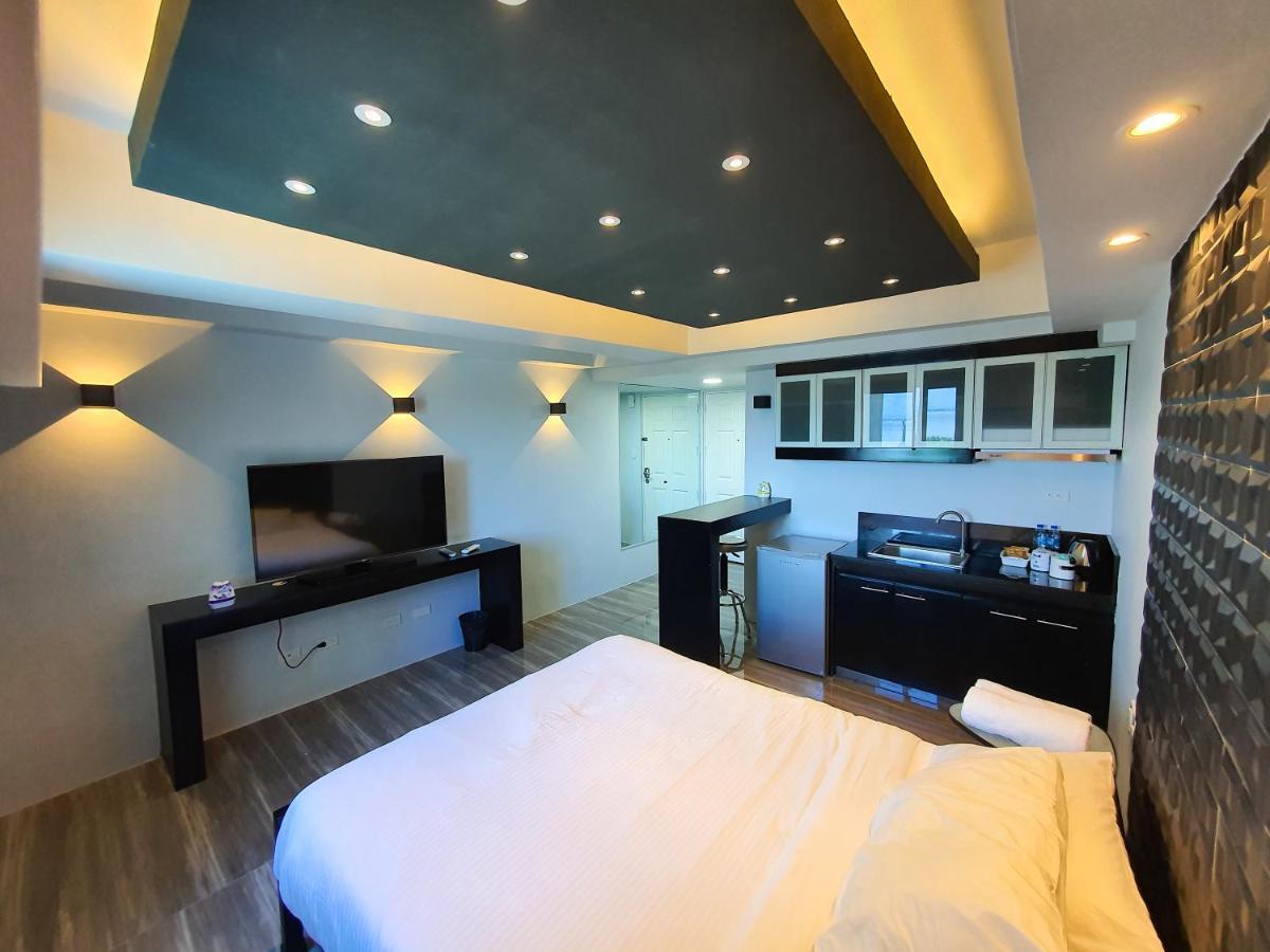 Burgundy Mckinley Place Service Apartment Μανίλα Εξωτερικό φωτογραφία