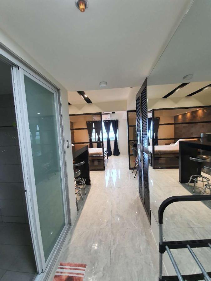 Burgundy Mckinley Place Service Apartment Μανίλα Εξωτερικό φωτογραφία