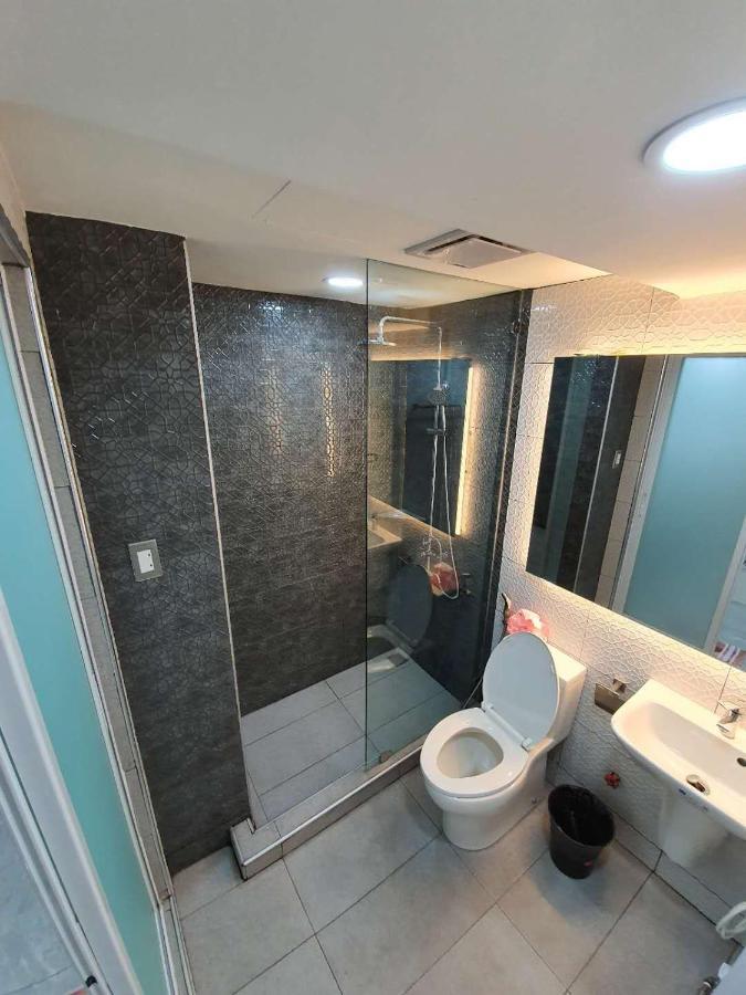 Burgundy Mckinley Place Service Apartment Μανίλα Εξωτερικό φωτογραφία