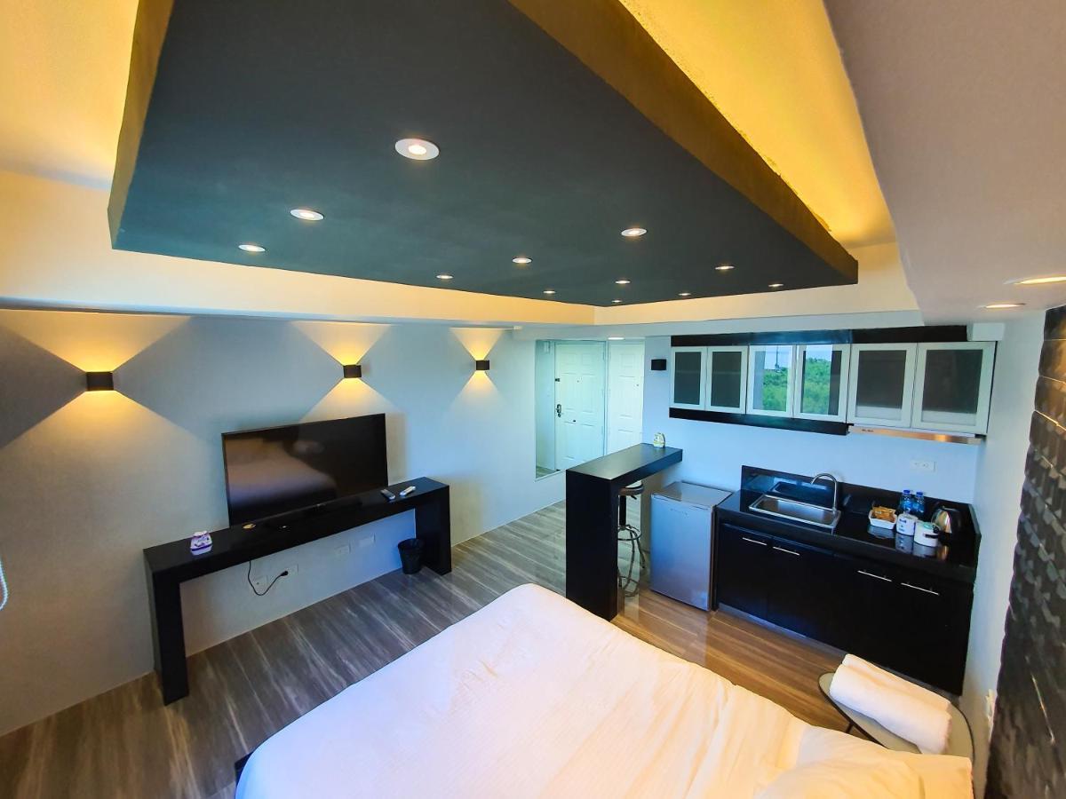 Burgundy Mckinley Place Service Apartment Μανίλα Εξωτερικό φωτογραφία