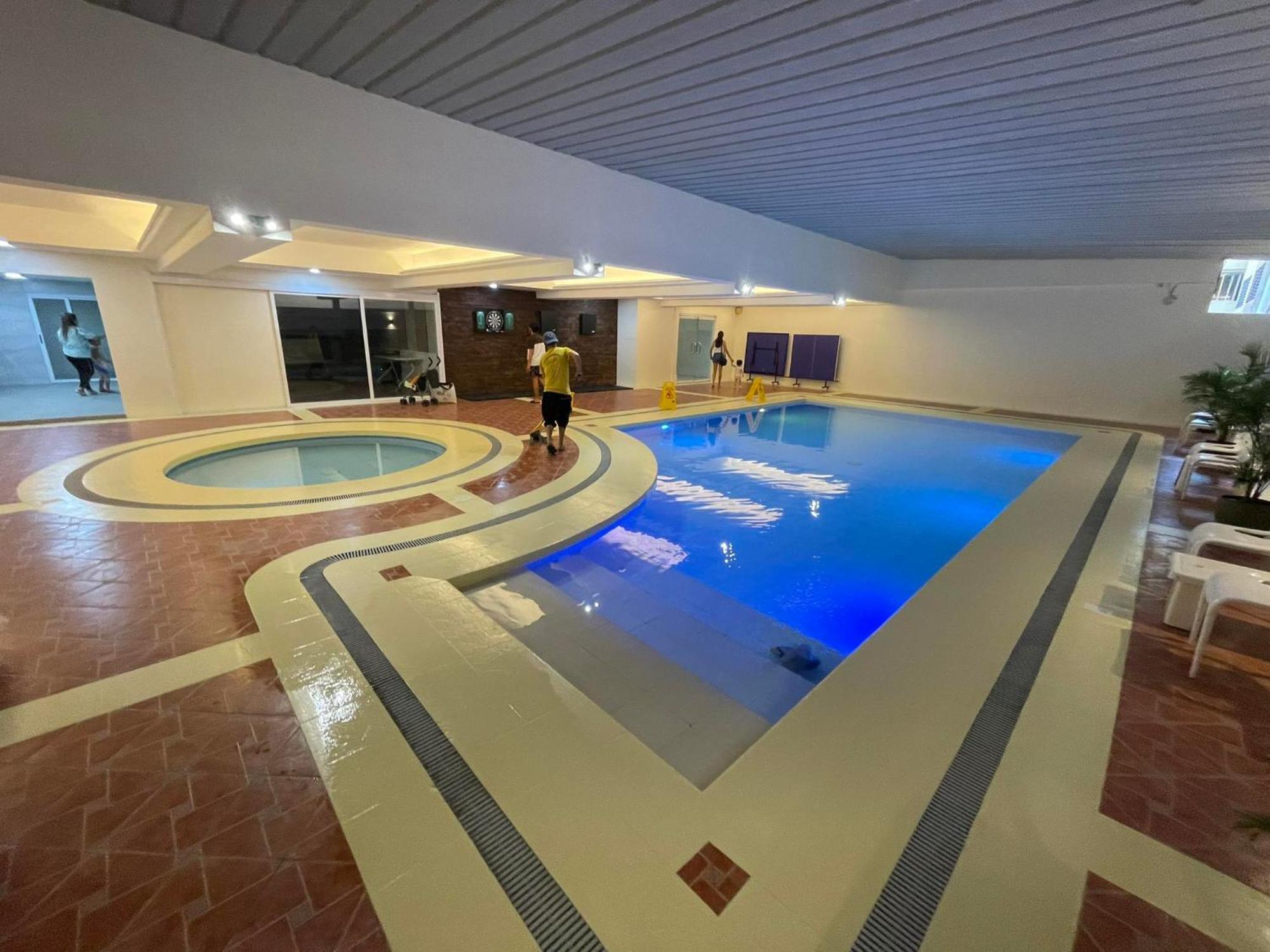 Burgundy Mckinley Place Service Apartment Μανίλα Εξωτερικό φωτογραφία