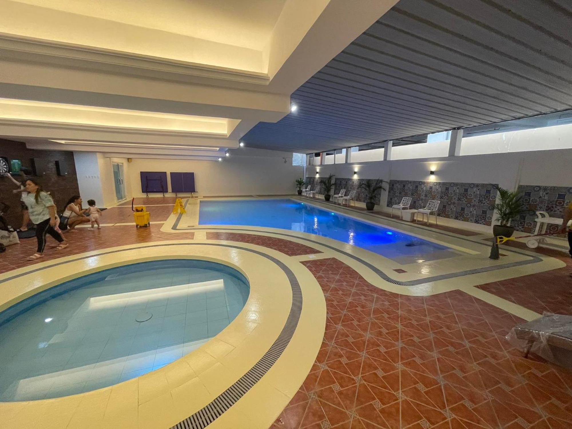 Burgundy Mckinley Place Service Apartment Μανίλα Εξωτερικό φωτογραφία