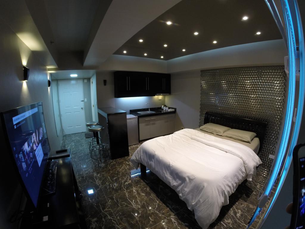 Burgundy Mckinley Place Service Apartment Μανίλα Εξωτερικό φωτογραφία