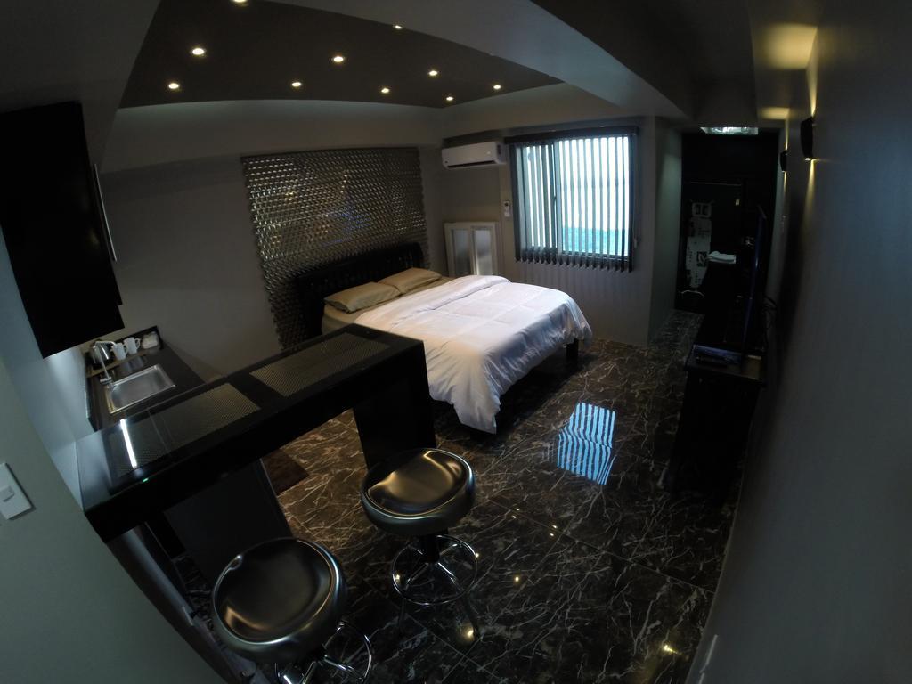 Burgundy Mckinley Place Service Apartment Μανίλα Εξωτερικό φωτογραφία