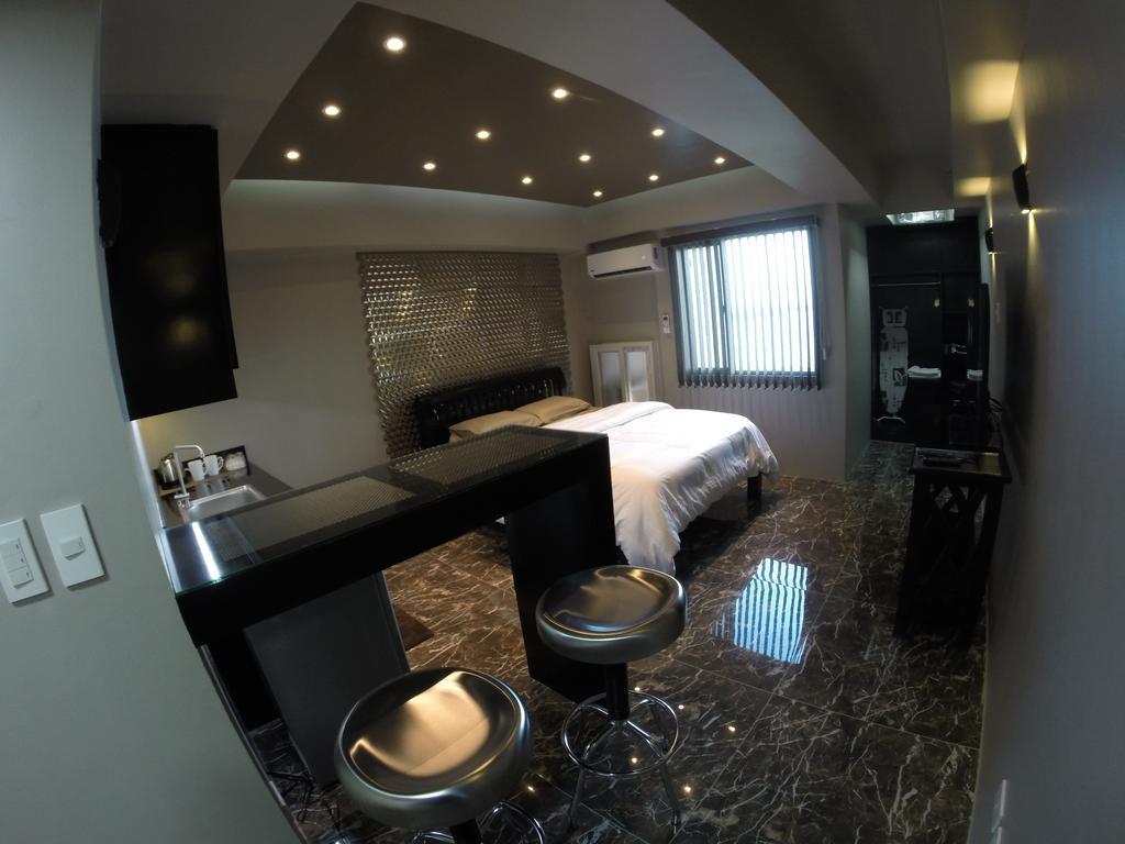 Burgundy Mckinley Place Service Apartment Μανίλα Εξωτερικό φωτογραφία