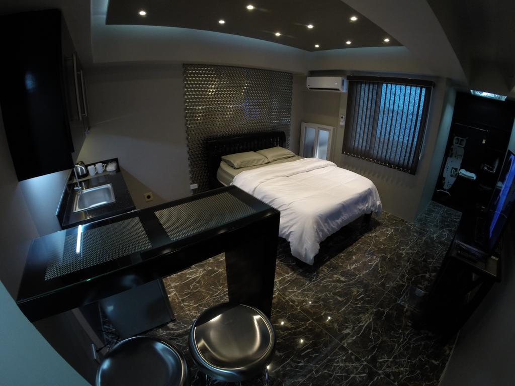 Burgundy Mckinley Place Service Apartment Μανίλα Εξωτερικό φωτογραφία