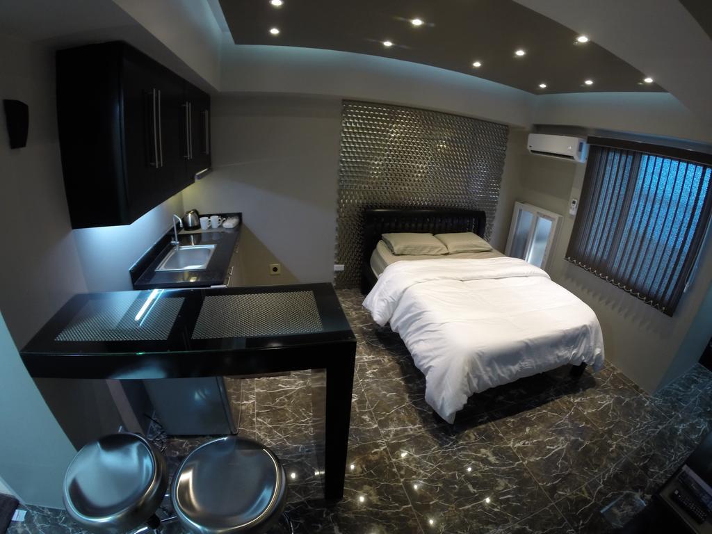 Burgundy Mckinley Place Service Apartment Μανίλα Εξωτερικό φωτογραφία