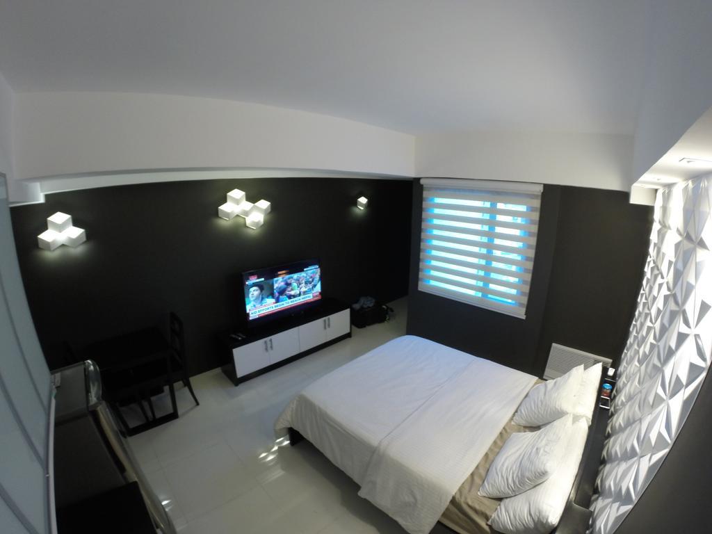 Burgundy Mckinley Place Service Apartment Μανίλα Εξωτερικό φωτογραφία