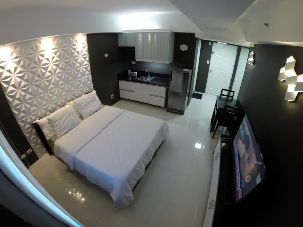 Burgundy Mckinley Place Service Apartment Μανίλα Εξωτερικό φωτογραφία