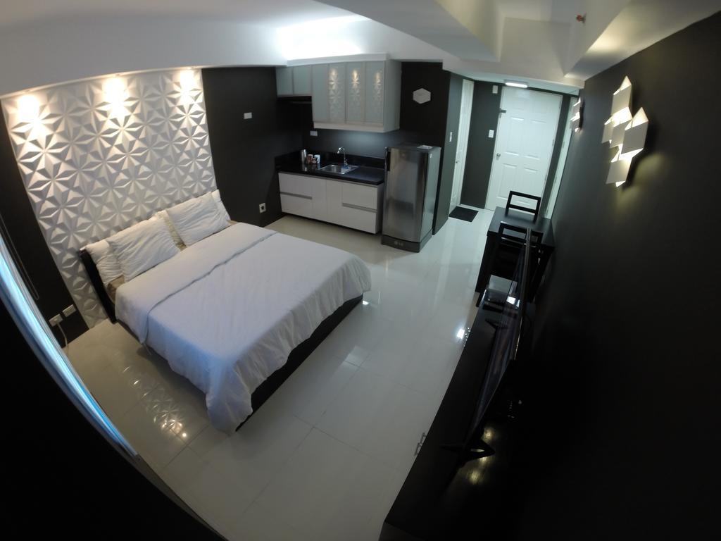 Burgundy Mckinley Place Service Apartment Μανίλα Εξωτερικό φωτογραφία