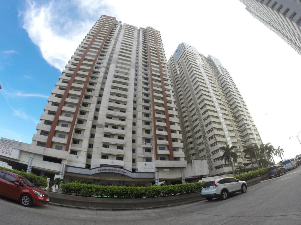 Burgundy Mckinley Place Service Apartment Μανίλα Εξωτερικό φωτογραφία