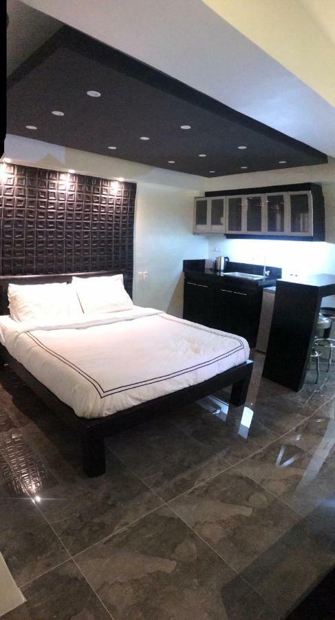 Burgundy Mckinley Place Service Apartment Μανίλα Εξωτερικό φωτογραφία